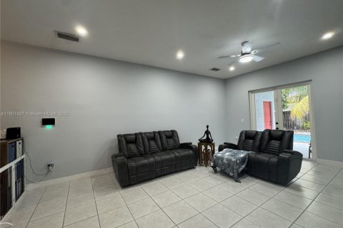 House in Miami, Florida 4 bedrooms, 173.91 sq.m. № 1953337 - photo 4
