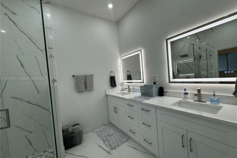 House in Miami, Florida 4 bedrooms, 173.91 sq.m. № 1953337 - photo 9
