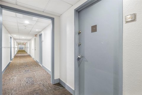 Condo in Miami Beach, Florida, 1 bedroom  № 1807135 - photo 25