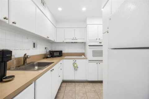Condo in Miami Beach, Florida, 1 bedroom  № 1807135 - photo 14