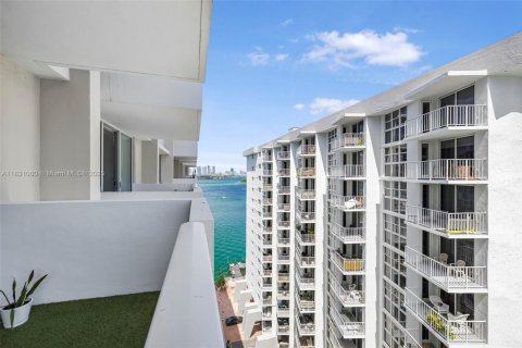 Condo in Miami Beach, Florida, 1 bedroom  № 1807135 - photo 1