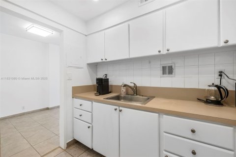 Condo in Miami Beach, Florida, 1 bedroom  № 1807135 - photo 16