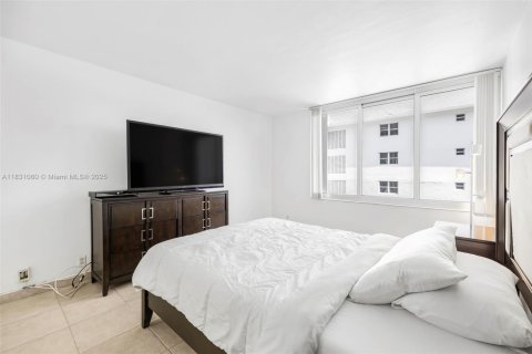 Condo in Miami Beach, Florida, 1 bedroom  № 1807135 - photo 20