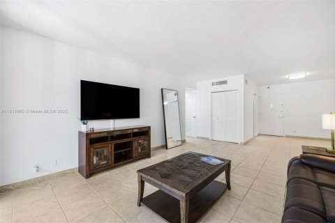 Condo in Miami Beach, Florida, 1 bedroom  № 1807135 - photo 11