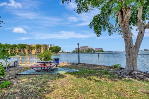 Снять в аренду кондоминиум в Майами, Флорида 2 спальни, 73.67м2, № 2019740 - фото 23