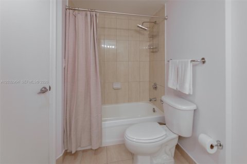 Condo in Miami, Florida, 2 bedrooms  № 2154899 - photo 15