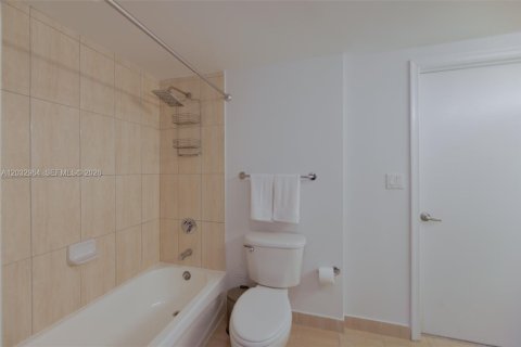 Condo in Miami, Florida, 2 bedrooms  № 2154899 - photo 23