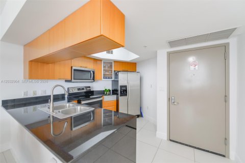 Condo in Miami, Florida, 2 bedrooms  № 2154899 - photo 11