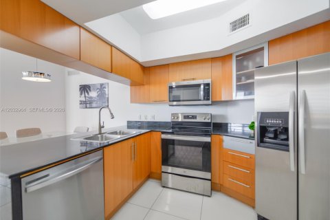 Condo in Miami, Florida, 2 bedrooms  № 2154899 - photo 12