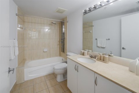 Condo in Miami, Florida, 2 bedrooms  № 2154899 - photo 24