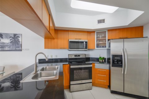 Condo in Miami, Florida, 2 bedrooms  № 2154899 - photo 13