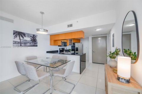 Condo in Miami, Florida, 2 bedrooms  № 2154899 - photo 9