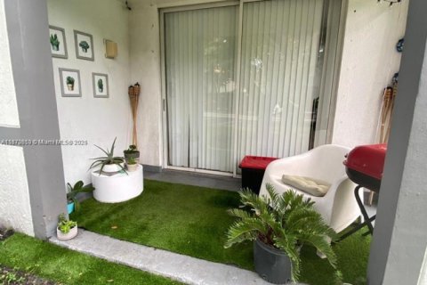 Condo in Doral, Florida, 1 bedroom № 1920075 - photo 6