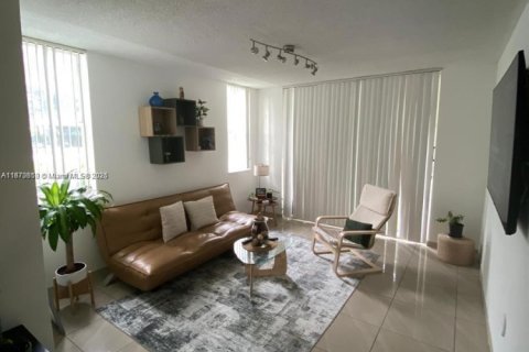 Condo in Doral, Florida, 1 bedroom № 1920075 - photo 4