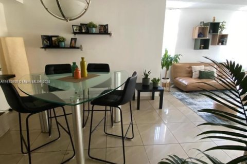 Condo in Doral, Florida, 1 bedroom № 1920075 - photo 1