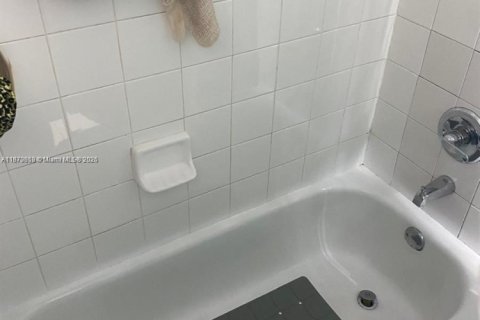 Condo in Doral, Florida, 1 bedroom № 1920075 - photo 8