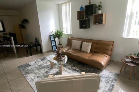 Condo in Doral, Florida, 1 bedroom № 1920075 - photo 2