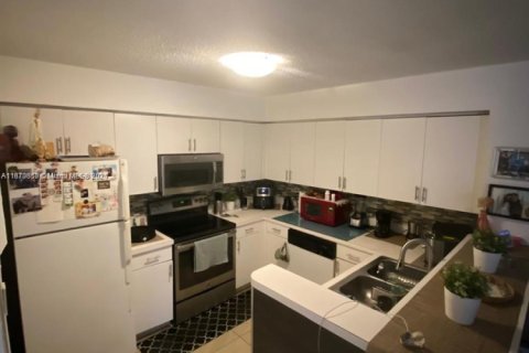 Condo in Doral, Florida, 1 bedroom № 1920075 - photo 5