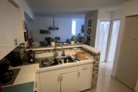 Condo in Doral, Florida, 1 bedroom № 1920075 - photo 3