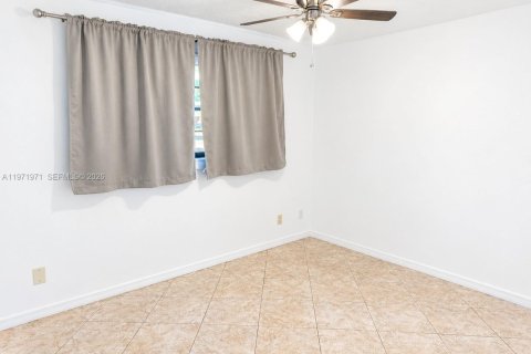 House in Hallandale Beach, Florida 4 bedrooms, 143.26 sq.m. № 2328450 - photo 11