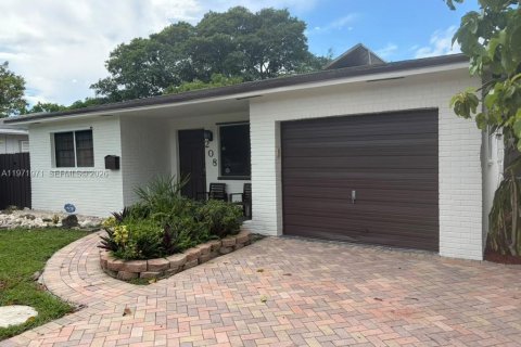 House in Hallandale Beach, Florida 4 bedrooms, 143.26 sq.m. № 2328450 - photo 3