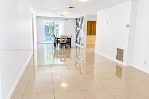 House in Hallandale Beach, Florida 4 bedrooms, 143.26 sq.m. № 2328450 - photo 7