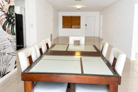 House in Hallandale Beach, Florida 4 bedrooms, 143.26 sq.m. № 2328450 - photo 8