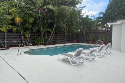 House in Hallandale Beach, Florida 4 bedrooms, 143.26 sq.m. № 2328450 - photo 24