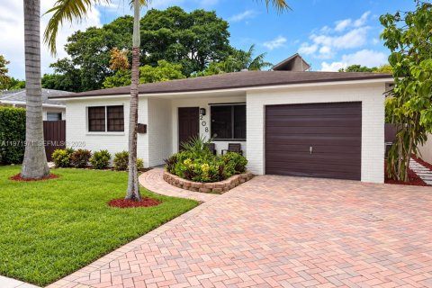 House in Hallandale Beach, Florida 4 bedrooms, 143.26 sq.m. № 2328450