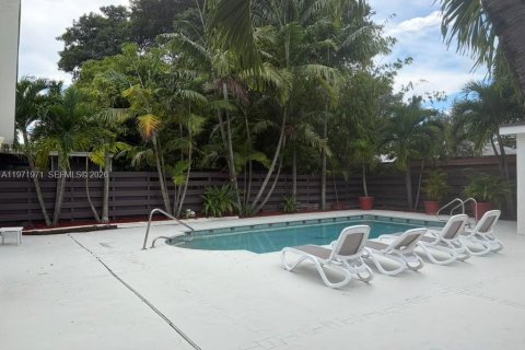 House in Hallandale Beach, Florida 4 bedrooms, 143.26 sq.m. № 2328450 - photo 25