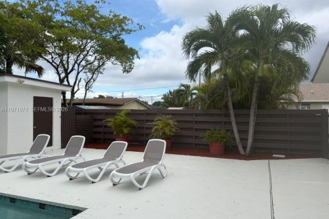 House in Hallandale Beach, Florida 4 bedrooms, 143.26 sq.m. № 2328450 - photo 29