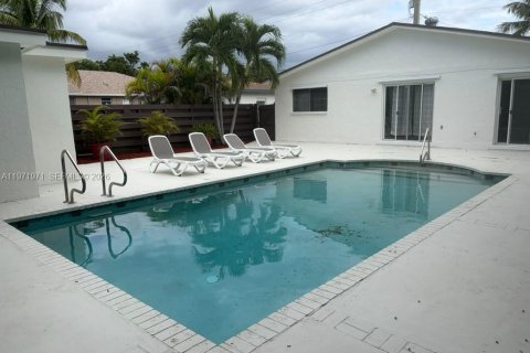 House in Hallandale Beach, Florida 4 bedrooms, 143.26 sq.m. № 2328450 - photo 4