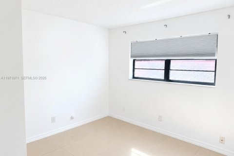 House in Hallandale Beach, Florida 4 bedrooms, 143.26 sq.m. № 2328450 - photo 12