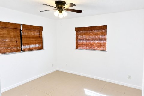 House in Hallandale Beach, Florida 4 bedrooms, 143.26 sq.m. № 2328450 - photo 9