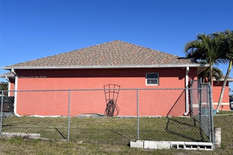 House in Cape Coral, Florida 4 bedrooms № 1763288 - photo 4