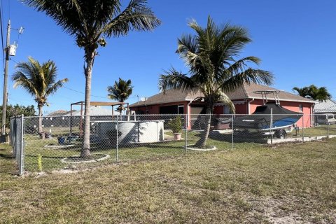 House in Cape Coral, Florida 4 bedrooms № 1763288 - photo 3