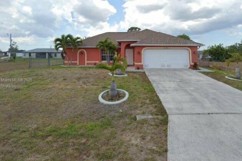 House in Cape Coral, Florida 4 bedrooms № 1763288 - photo 1