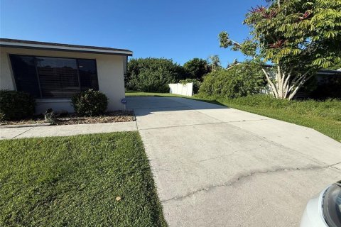 Casa en alquiler en Port Charlotte, Florida, 3 dormitorios, 93.46 m2 № 1915194 - foto 2