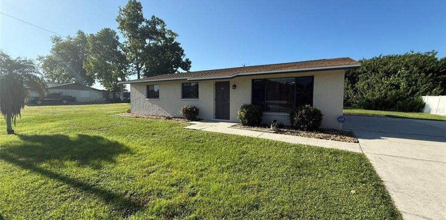 Casa en Port Charlotte, Florida 3 dormitorios, 93.46 m2 № 1915194