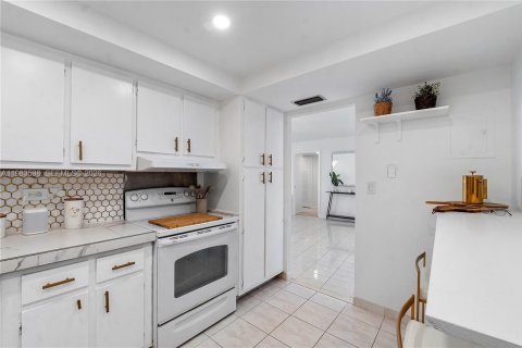 Copropriété à louer à Miami Beach, Floride: 2 chambres, 119.84 m2 № 2045635 - photo 7