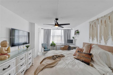 Copropriété à louer à Miami Beach, Floride: 2 chambres, 119.84 m2 № 2045635 - photo 23