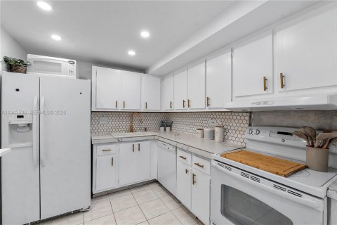 Copropriété à louer à Miami Beach, Floride: 2 chambres, 119.84 m2 № 2045635 - photo 14