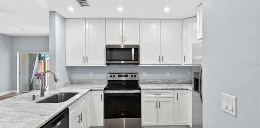 Condo in Fort Myers, Florida, 3 bedrooms № 2098382