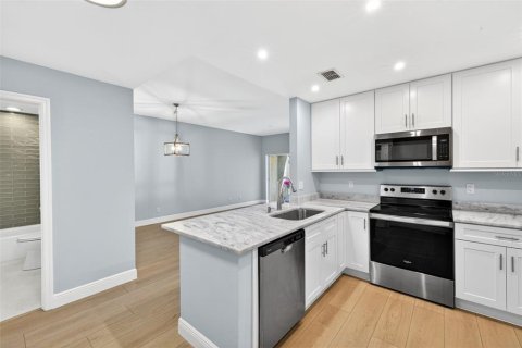 Condo in Fort Myers, Florida, 3 bedrooms № 2098382 - photo 11