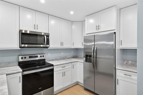 Condo in Fort Myers, Florida, 3 bedrooms № 2098382 - photo 9