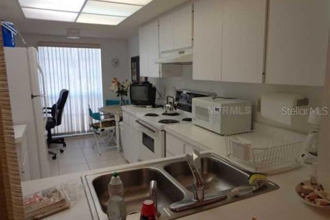 Condo in Sarasota, Florida, 2 bedrooms  № 212660 - photo 3