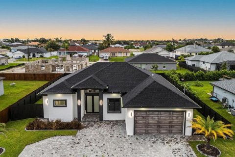 Villa ou maison à Cape Coral, Floride 4 chambres, 161.19 m2 № 2120803