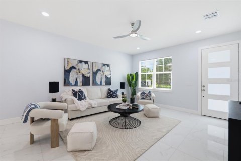 Casa en venta en Tampa, Florida, 4 dormitorios, 191.84 m2 № 2231236 - foto 2