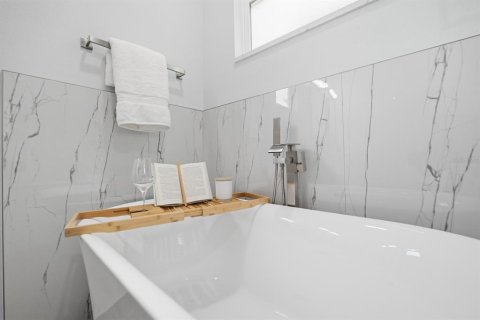 Casa en venta en Tampa, Florida, 4 dormitorios, 191.84 m2 № 2231236 - foto 14