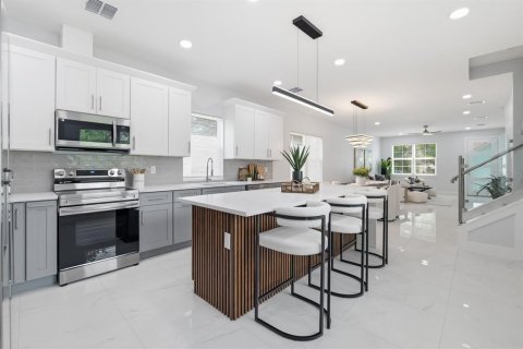 Casa en venta en Tampa, Florida, 4 dormitorios, 191.84 m2 № 2231236 - foto 9